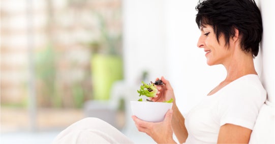 Mujer comendo