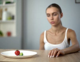 Ideale-per-FV-women-empty-plate.jpg